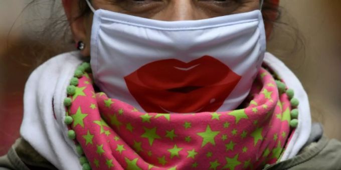 Frau mit bunter Gesichtsmaske Frau mit bunter Gesichtsmaske