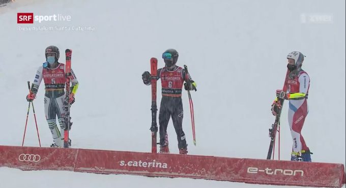 Ski Alpin: Marco Odermatt (rechts) steht in Santa Caterina mit Zan Kranjec und Sieger Filip Zubcic auf dem Podest. Ski Alpin Marco Odermatt