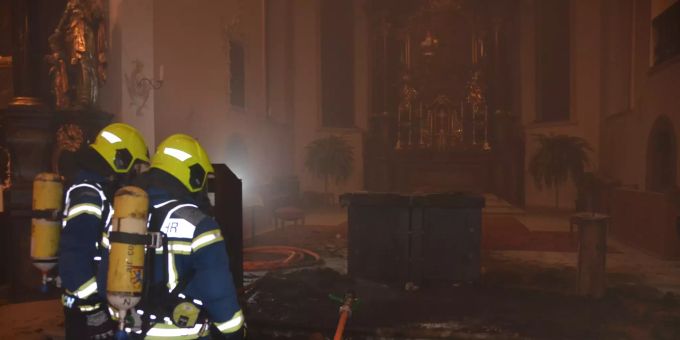 Die Feuerwehr bei Löscharbeiten in der Kirche in Steinach. Steinach Kirche