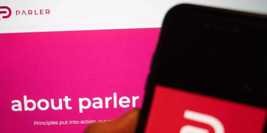 Die bei Anhängern des abgewählten US-Präsidenten Donald Trump beliebte Social-Media-Plattform Parler ist von Amazon-Servern rausgeflogen. Foto: Christophe Gateau/dpa