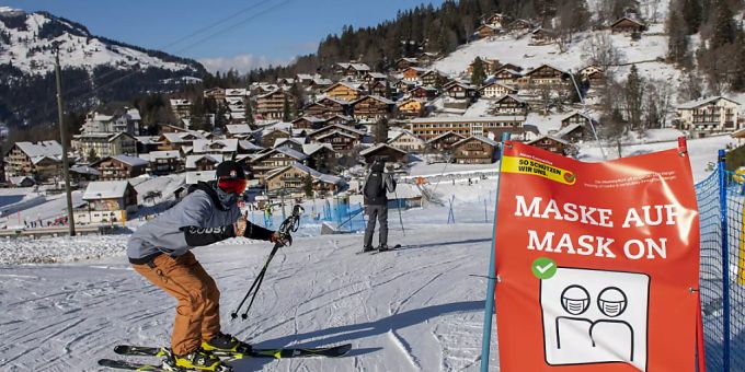 Ein Skifahrer mit Schutzmaske in Wengen. Der Ort hat sich zum Corona-Hotspot entwickelt. Superspreader Wengen