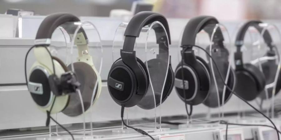 Kopfhörer in einem Elektromarkt. Die Digitalwirtschaft in Deutschland hat sich von den negativen Folgen der Corona-Pandemie schneller erholt als die deutsche Wirtschaft insgesamt. Foto: Armin Weigel/dpa