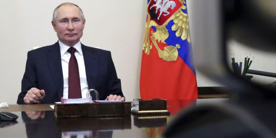 HANDOUT - Russlands Präsident Wladimir Putin nimmt an einer Videokonferenz teil. Foto: Mikhail Klimentyev/Pool Sputnik Kremlin/AP/dpa - ACHTUNG: Nur zur redaktionellen Verwendung und nur mit vollständiger Nennung des vorstehenden Credits