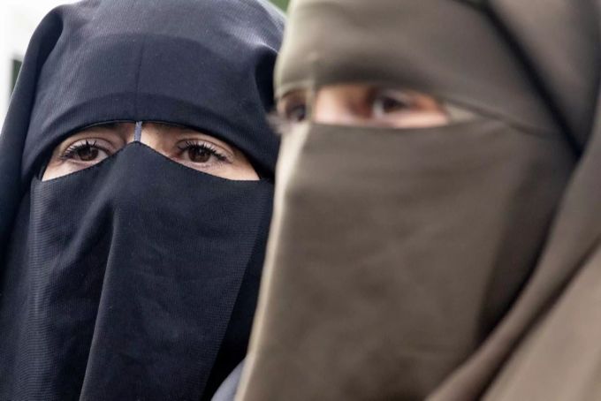 Kyriacou: «Man sollte auch die Offenheit haben, dort hinzusehen, wo es keine Verhüllungsverbote, aber grosse erzkonservative muslimische Gemeinschaften gibt. » Burka Trägerinnen.