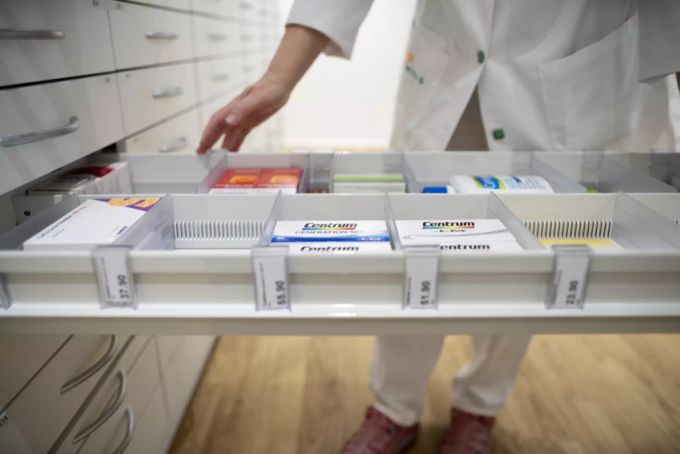 Buholzer: «Die Pharmafirmen haben bewiesen, dass sie in Krisenzeiten komplexe globale Lieferketten aufrechterhalten können.» Arzneischublade in einer Apotheke