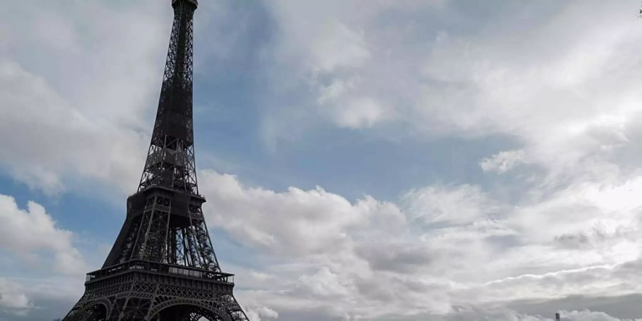 Ein Mann spaziert am überfluteten Ufer der Seine in Paris. Foto: Valery Hache/AFP/dpa