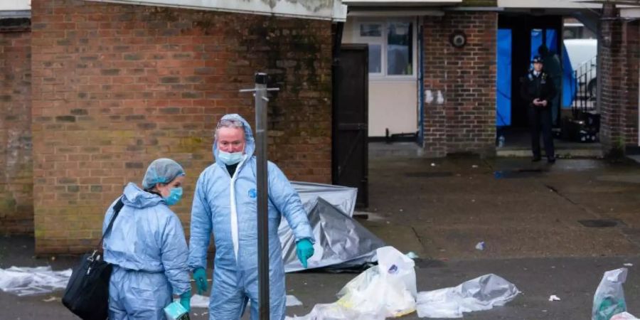 Mitarbeiter der Spurensicherung an einem Tatort in Croydon im Süden Londons. Foto: Dominic Lipinski/PA Wire/dpa