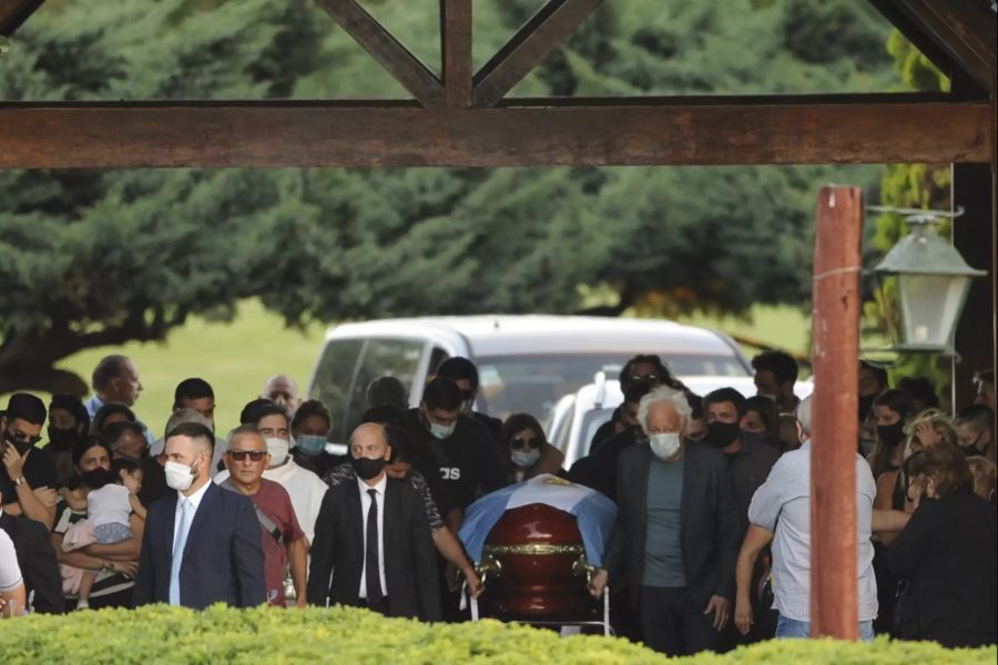 «Die Hand Gottes» fand im Kreise von Familie und Freunden die letzte Ruhe auf einem Privatfriedhof in Buenos Aires.