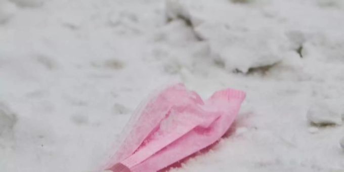 Dieser Mund-Nasen-Schutz hat ausgedient: Eine pinke Maske im Schnee. Foto: Annette Riedl/dpa/Symbolbild/Archiv Dieser Mund-Nasen-Schutz hat ausgedient: Eine pinke Maske im Schnee. Foto: Annette Riedl/dpa/Symbolbild/Archiv