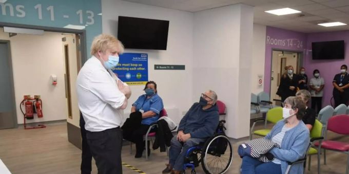 Der britische Premier Boris Johnson (l) bei einem Besuch eines Corona-Impfzentrums in London. Foto: Jeremy Selwyn/Evening Standard/PA Wire/dpa Der britische Premier Boris Johnson (l) bei einem Besuch eines Corona-Impfzentrums in London. Foto: Jeremy Selwyn/Evening Standard/PA Wire/dpa