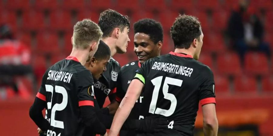 Leon Bailey (2.v.l.) bejubelt sein Tor zum 2:0 für Leverkusen mit seinen Mitspielern Daley Sinkgraven (l), Patrik Schick (M), Wendell und Julian Baumgartlinger (r). Foto: Ina Fassbender/AFP/Pool/dpa