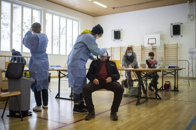 Seit acht Uhr können sich die Einwohner der Region auf das Coronavirus testen lassen. graubünden