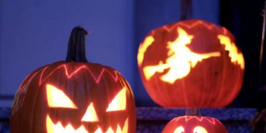 Geschnitzte Halloween-Kürbisse rausstellen ist auch in Corona-Zeiten ohne Gefahr erlaubt. Foto: Bernd Weissbrod/dpa