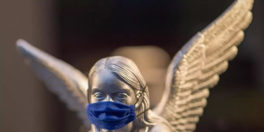 Auch an den Feiertagen gilt es, sich und seine Mitmenschen mit einer Mund-Nasen-Maske zu schützen. Foto: Daniel Karmann/dpa