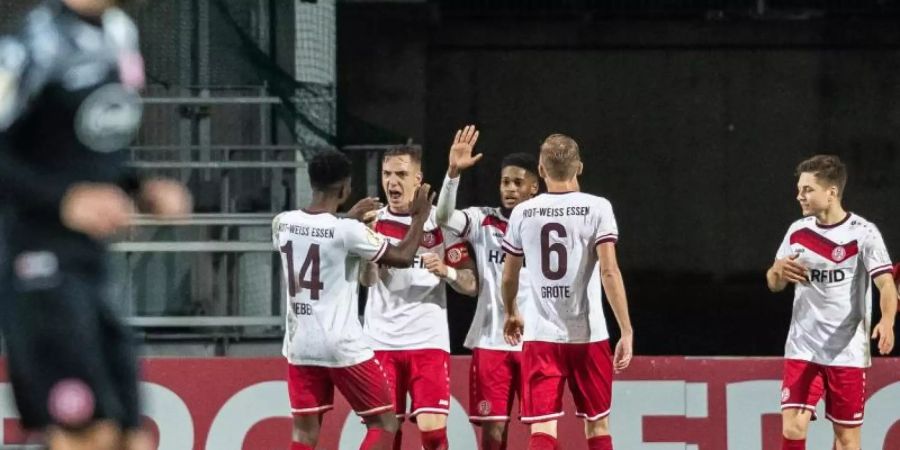 Spieler von Rot-Weiss Essen jubeln nach dem Tor zum 2:1. Foto: Marcel Kusch/dpa