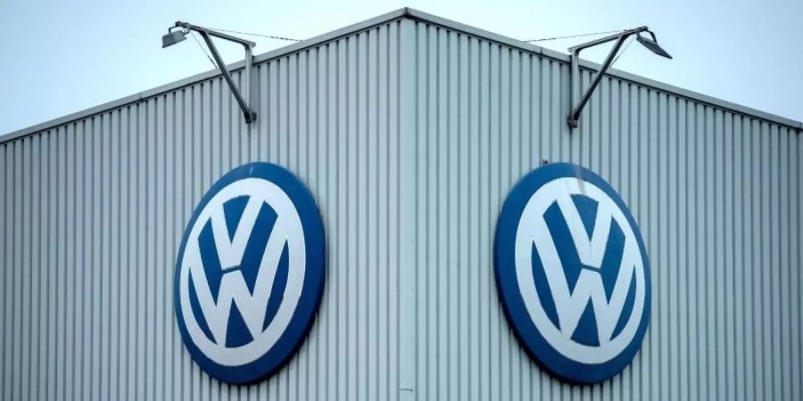 Das VW-Logo hängt am Volkswagenwerk Braunschweig. Die Verkäufe des Unternehmens zogen jüngst wieder an. Foto: Sina Schuldt/dpa