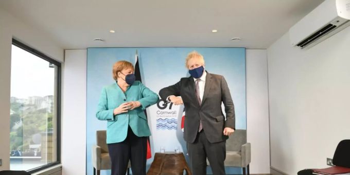 Merkel und Johnson beim G7-Gipfel Merkel und Johnson beim G7-Gipfel