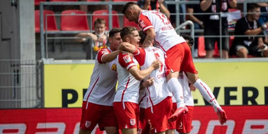 Jahn Regensburg setzte sich gegen Schalke durch und bleibt Überraschungs-Spitzenreiter der 2. Liga. Foto: Matthias Balk/dpa