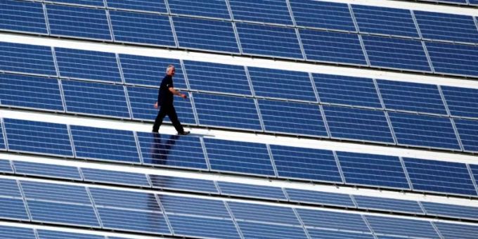 Neben Verwaltungsgebäuden könnten auch Kitas, Sportstätten oder der kommunale Wohnungsbestand mit Solardächern ausgestattet werden, schlägt der Deutsche Städte- und Gemeindebund vor. Foto: Jens Büttner/dpa-Zentralbild/dpa Neben Verwaltungsgebäuden könnten auch Kitas, Sportstätten oder der kommunale Wohnungsbestand mit Solardächern ausgestattet werden, schlägt der Deutsche Städte- und Gemeindebund vor. Foto: Jens Büttner/dpa-Zentralbild/dpa