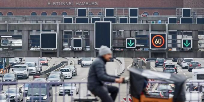 Ein Lastenrad-Fahrer fährt über eine Brücke über der Autobahn 7 in Hamburg. Grünen-Politiker Kindler fordert 1000 Euro Zuschuss für Lastenfahrräder. Foto: Georg Wendt/dpa sozialdemokratische partei deutschlands