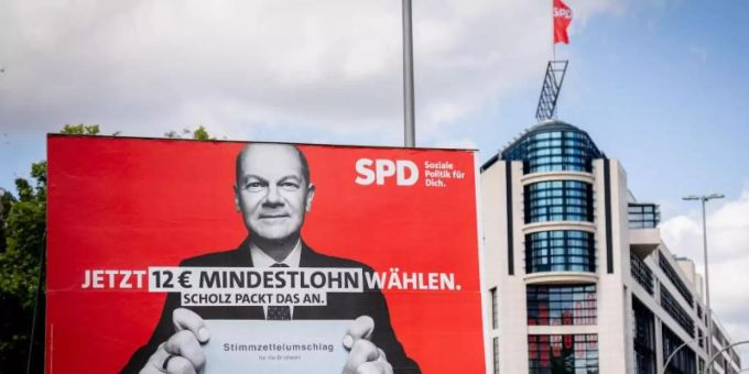 Ein SPD-Wahlplakat vor der Parteizentrale in Berlin. Foto: Kay Nietfeld/dpa Ein SPD-Wahlplakat vor der Parteizentrale in Berlin. Foto: Kay Nietfeld/dpa