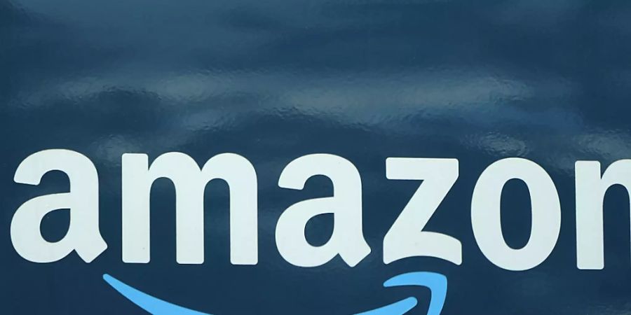 Das Amazon-Logo auf einem Lieferwagen in Boston. (Archivbild)