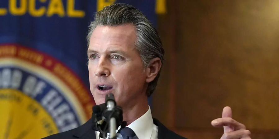 Der Gouverneur des US-Bundesstaates Kalifornien, Gavin Newsom, spricht zu Freiwilligen. Newsom hat Prognosen zufolge ein Abwahlverfahren erfolgreich abgewehrt. Bei einer Sonderabstimmung sprach sich am Dienstag die Mehrheit der Wähler dafür aus, Newsom als Gouverneur im Amt zu halten. Foto: Jeff Chiu/AP/dpa