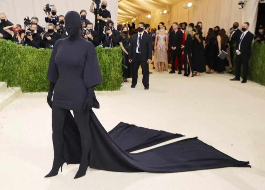 Kim Kardashian an der Met Gala, komplett in Schwarz gehüllt.