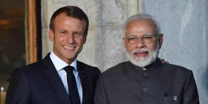 Frankreichs Präsident Emmanuel Macron (l.) und Indiens Premierminister Narendra Modi. air india