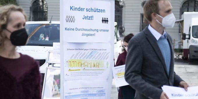 Vertreterinnen und Vertreter von «Kinder schützen - jetzt!» am Dienstag auf dem Bundesplatz in Bern. Sie verlangen, dass Kinder besser gegen das Coronavirus geschützt werden. Vertreterinnen und Vertreter von «Kinder schützen - jetzt!» am Dienstag auf dem Bundesplatz in Bern. Sie verlangen, dass Kinder besser gegen das Coronavirus geschützt werden.
