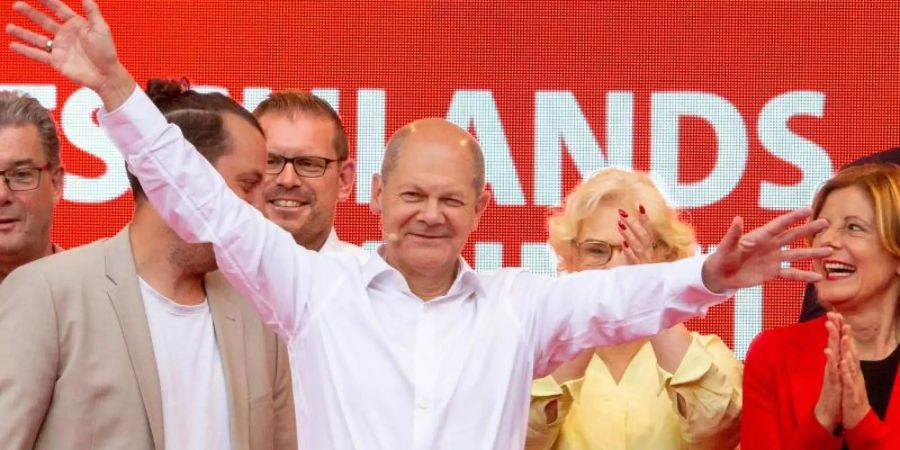 Olaf Scholz und die SPD liegen in einer Umfrage nun sechs Prozentpunkte vor der Union. Foto: Joachim Ackermann/View/dpa