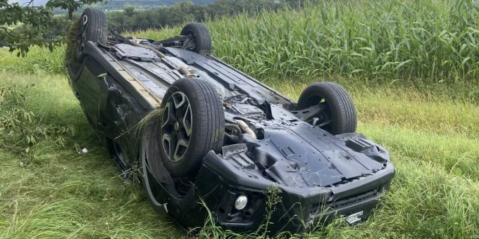 Mit Totalschaden kam der Wagen auf dem Dach zum Stillstand. Unfall