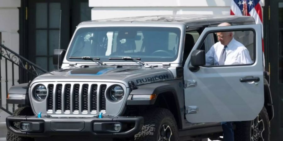 US-Präsident Joe Biden mit einem Jeep