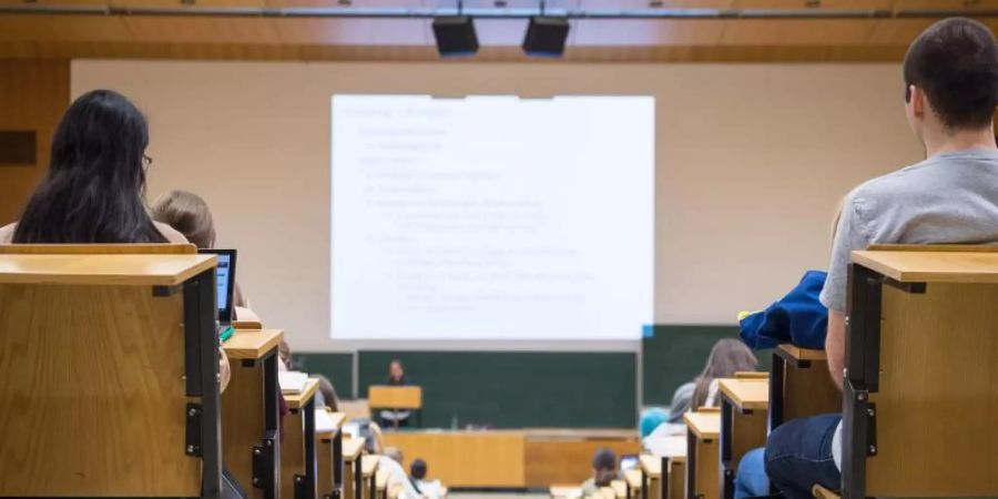 Mehr als die Hälfte der Habilitationen gab es laut Statistischem Bundesamt 2020 in der Fächergruppe Humanmedizin/Gesundheitswissenschaften. (Symbolbild). Foto: Sebastian Gollnow/dpa