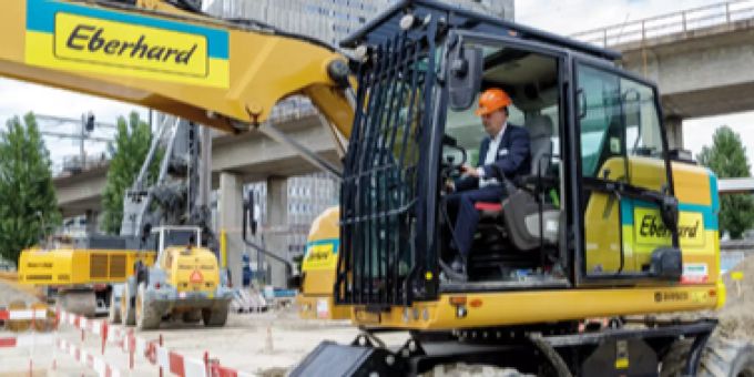 Konzentriert setzt Stadtrat Michael Baumer, Vorsteher der Industriellen Betriebe und damit auch für ewz verantwortlich, zum «Baggerstich» an. Stadtrat Michael Baumer