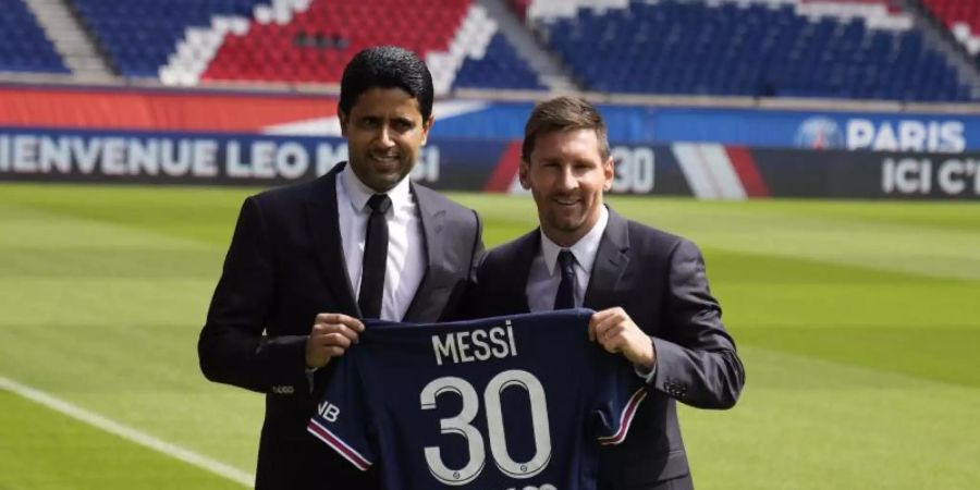 PSG-Präsident Nasser Al-Khelaifi (l) posiert mit Lionel Messi im Stadion Parc des Princes. Foto: Francois Mori/AP/dpa