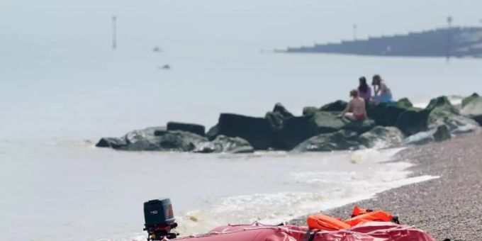 Ein Boot, von dem man annimmt, dass es für die Überfahrt von Migranten benutzt wurde, liegt am Strand.(Symbolbild) Migranten Boot Seenot