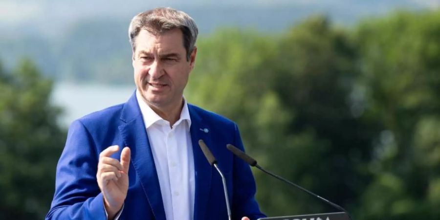 Markus Söder, Ministerpräsident von Bayern und CSU-Vorsitzender, gibt vor Beginn der Klausur in Gmund ein Pressestatement. Foto: Sven Hoppe/dpa