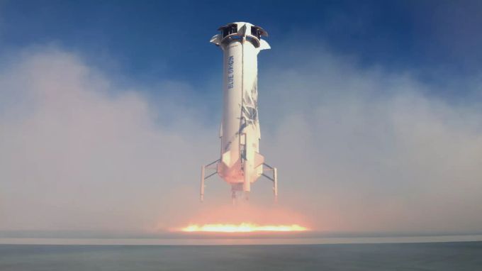Booster New Shepard des Unternehmens Blue Origin bei der Landung. Shatner
