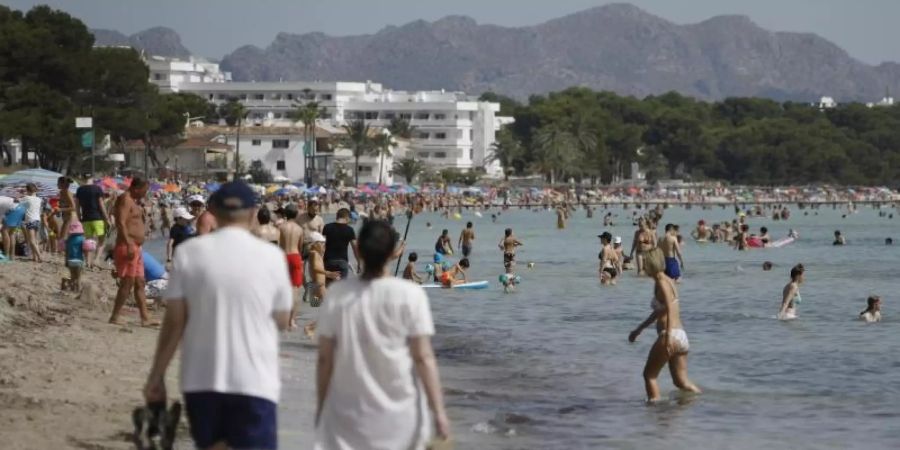 Der Strand Playa de Muro im Norden von Mallorca ist gut besucht. Foto: Clara Margais/dpa