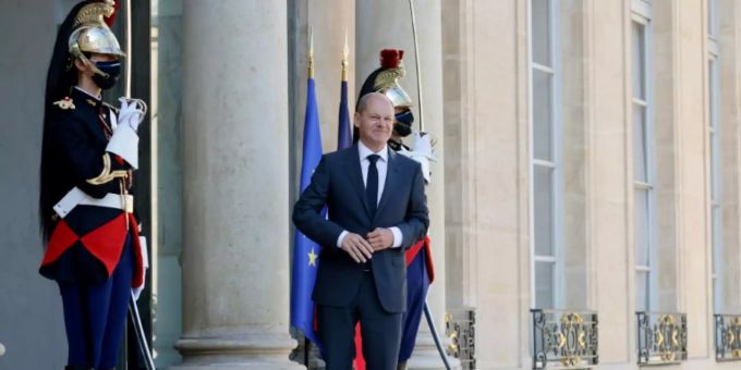 SPD-Kanzlerkandidat Scholz vor dem Elysée-Palast in Paris SPD-Kanzlerkandidat Scholz vor dem Elysée-Palast in Paris