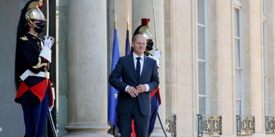 SPD-Kanzlerkandidat Scholz vor dem Elysée-Palast in Paris