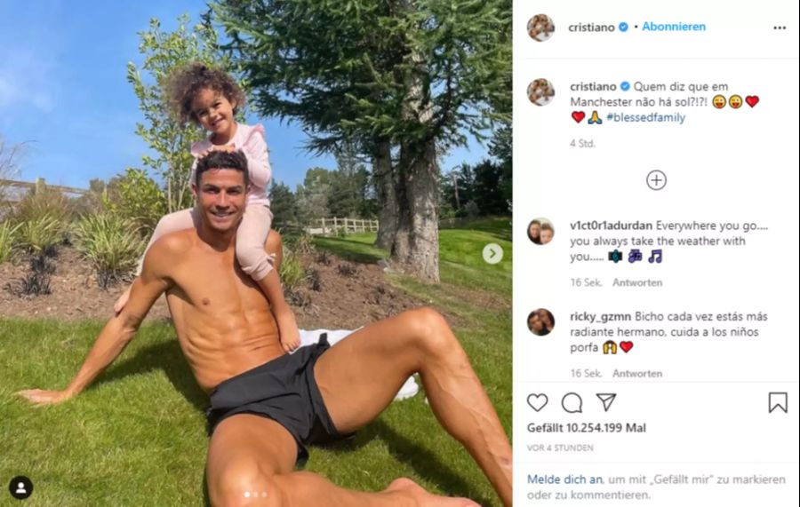 Cristiano Ronaldo scherzt nach seiner Ankunft über das englische Wetter.