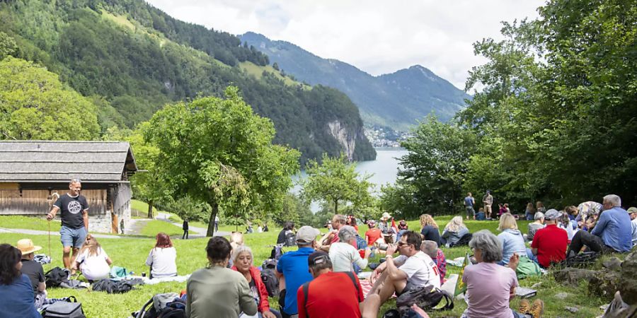 Rund 100 Corona-Massnahmenkritiker versammelten sich am Sonntag nach der erfolgreichen Unterschriftensammlung gegen das Covid-19 Gesetz auf dem Rütli zum Picknick. (KEYSTONE/Urs Flueeler) Geo-Information: SWITZERLAND SCHWEIZ SUISSE/RUETLI Quelle: KEYSTONE Fotograf: URS FLUEELER