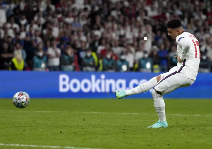 Jadon Sancho scheitert im Elfmeterschiessen im Final der Euro 2020 an Gianluigi Donnarumma. Euro 2020 England Italien