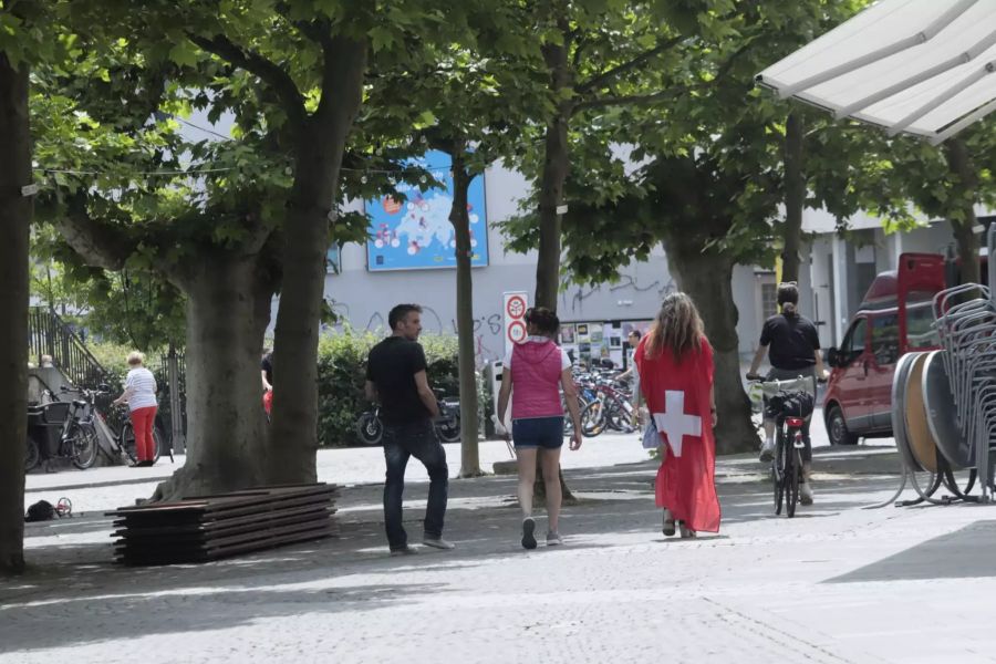 Wenige Massnahmengegner besammeln sich in Aarau.