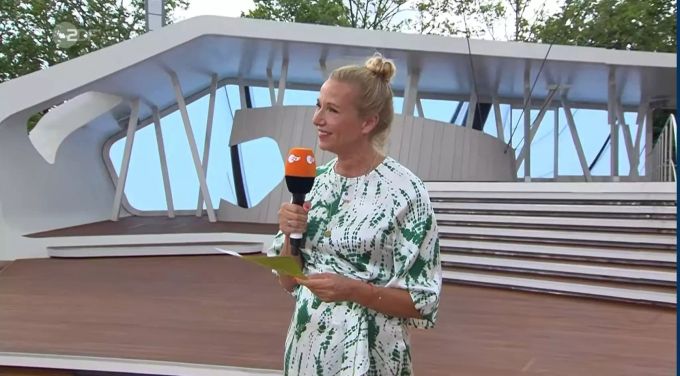 Andrea Kiewel meisterte die Situation wie ein Vollprofi. Andrea Kiewel zdf fernsehgarten