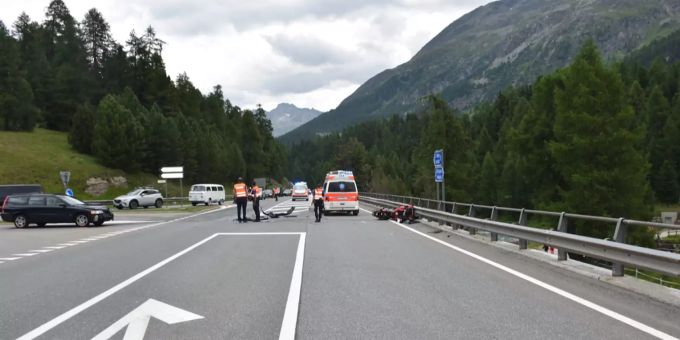 Auf der Engadinerstrasse beim Anschluss Champfèr hat sich ein Verkehrsunfall zwischen einem Auto und einem Motorrad ereignet.