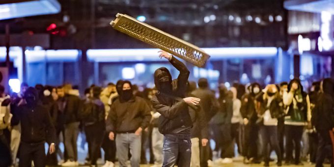 Randalierer beim St. Galler Bahnhofplatz am Karfreitag, 2. April. Nach dem Krawallen wies die Polizei am Ostersonntag rund 650 Personen weg - teilweise zu Unrecht. Dies hat für die Stadtpolizei ein juristisches Nachspiel. Randalierer beim St. Galler Bahnhofplatz am Karfreitag, 2. April. Nach dem Krawallen wies die Polizei am Ostersonntag rund 650 Personen weg - teilweise zu Unrecht. Dies hat für die Stadtpolizei ein juristisches Nachspiel.