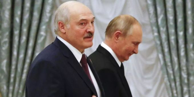 Alexander Lukaschenko zu Gast bei Russlands Machthaber Wladimir Putin in Moskau. Putin hatte Lukaschenko vergangenen Donnerstag in Moskau zum Gespräch empfangen. Foto: Shamil Zhumatov/Pool Reuters/AP/dpa Alexander Lukaschenko zu Gast bei Russlands Machthaber Wladimir Putin in Moskau. Putin hatte Lukaschenko vergangenen Donnerstag in Moskau zum Gespräch empfangen. Foto: Shamil Zhumatov/Pool Reuters/AP/dpa